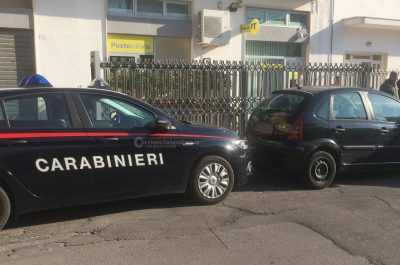 "Questa è una rapina, tutti giù per terra": assalto armato alle Poste, caccia a tre banditi - Corriere Salentino