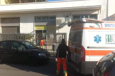 "Questa è una rapina, tutti giù per terra": assalto armato alle Poste, caccia a tre banditi - Corriere Salentino
