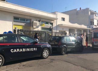 “Questa è una rapina, tutti giù per terra”: assalto armato alle Poste, caccia a tre banditi