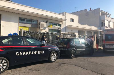 "Questa è una rapina, tutti giù per terra": assalto armato alle Poste, caccia a tre banditi - Corriere Salentino
