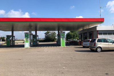 Assaltano all'alba area di servizio, poi rapinano auto di un cliente per la fuga: caccia a due banditi - Corriere Salentino