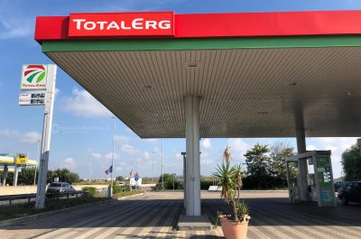 Assaltano all'alba area di servizio, poi rapinano auto di un cliente per la fuga: caccia a due banditi - Corriere Salentino