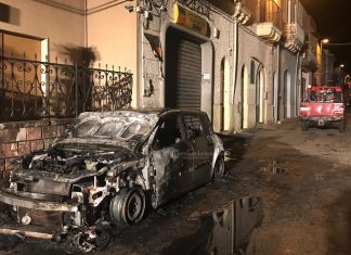 Misterioso incendio danneggia l’auto di un pensionato, al vaglio i filmati delle telecamere