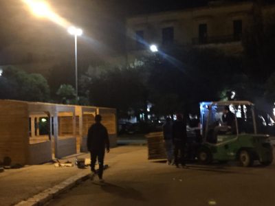 Casette in legno in piazza Libertini: cominciano a essere montate, ma per l’operatività ci vorranno diversi giorni - Corriere Salentino