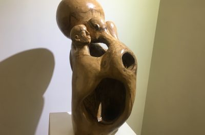 Giovanni Scrimieri: il legame primigenio con la Madre Terra nelle sue sculture in legno d’ulivo - Corriere Salentino