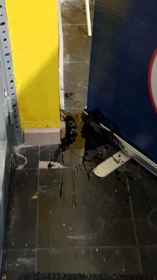 Assalto alla sede M5S con uova all’inchiostro e volantini No Tap - Corriere Salentino