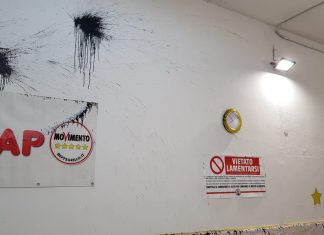 Assalto alla sede M5S con uova all’inchiostro e volantini No Tap