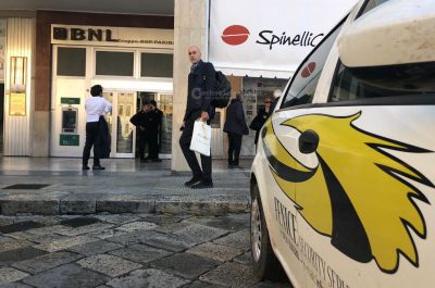 Assalto al caveau della Bnl: l'allarme mette in fuga i ladri, che abbandonano attrezzi e bottino - Corriere Salentino