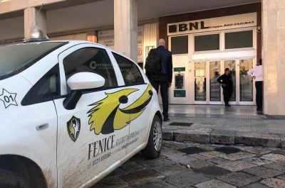 Assalto al caveau della Bnl: l'allarme mette in fuga i ladri, che abbandonano attrezzi e bottino - Corriere Salentino