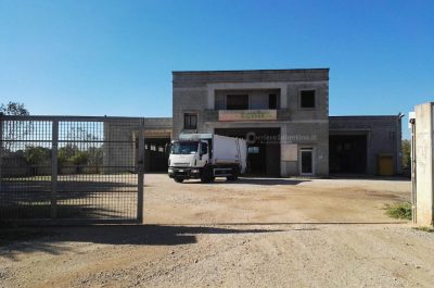 Fiamme all'esterno della ditta di raccolta rifiuti, danneggiate le auto di tre operai - Corriere Salentino