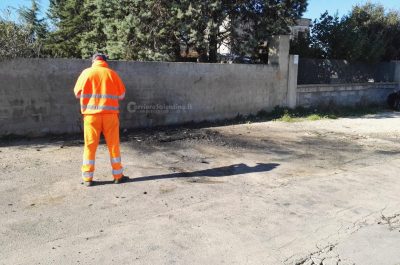 Fiamme all'esterno della ditta di raccolta rifiuti, danneggiate le auto di tre operai - Corriere Salentino