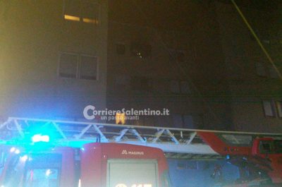In fiamme un'abitazione: palazzina evacuata, intossicati soccorsi dal 118 e gattino messo in salvo da un pompiere - Corriere Salentino