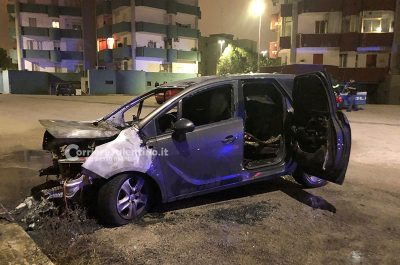 Auto in fiamme alla periferia di Lecce, pomeriggio di fuoco alla 167 - Corriere Salentino