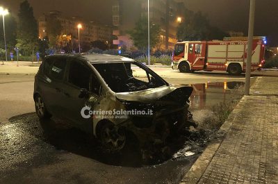 Auto in fiamme alla periferia di Lecce, pomeriggio di fuoco alla 167 - Corriere Salentino