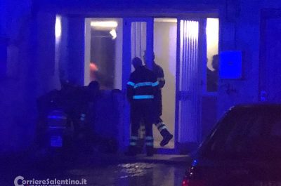 In fiamme un'abitazione: palazzina evacuata, intossicati soccorsi dal 118 e gattino messo in salvo da un pompiere - Corriere Salentino