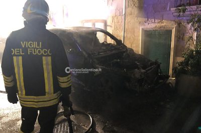 Quinta auto alle fiamme in pochi mesi in via Idomeneo: misterioso incendio nel centro storico di Lecce - Corriere Salentino
