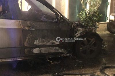 Quinta auto alle fiamme in pochi mesi in via Idomeneo: misterioso incendio nel centro storico di Lecce - Corriere Salentino