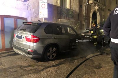 Quinta auto alle fiamme in pochi mesi in via Idomeneo: misterioso incendio nel centro storico di Lecce - Corriere Salentino