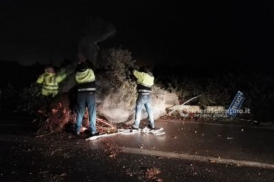 Paura per la caduta di calcinacci sul ponte della Lecce-Maglie, tromba d’aria a Tricase: chiesa e case devastate - Corriere Salentino