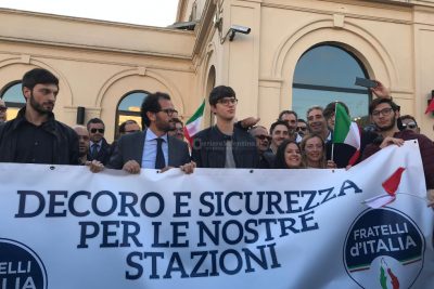 Giorgia Meloni in stazione a Lecce per chiedere più sicurezza. Le rassicurazioni ai militanti: “Apriamo a Fitto, ma le nostre idee restano” - Corriere Salentino