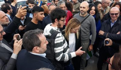 Giorgia Meloni in stazione a Lecce per chiedere più sicurezza. Le rassicurazioni ai militanti: “Apriamo a Fitto, ma le nostre idee restano” - Corriere Salentino