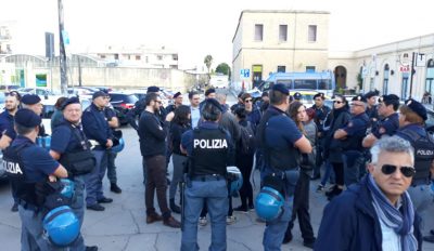 Giorgia Meloni in stazione a Lecce per chiedere più sicurezza. Le rassicurazioni ai militanti: “Apriamo a Fitto, ma le nostre idee restano” - Corriere Salentino