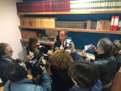 Cerca di salvare un gatto moribondo portandolo dal veterinario, ma viene multata per non aver chiamato i vigili. Messuti: “Assurdità” - Corriere Salentino