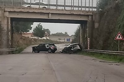 Schianto frontale tra due auto, una vittima e due feriti - Corriere Salentino