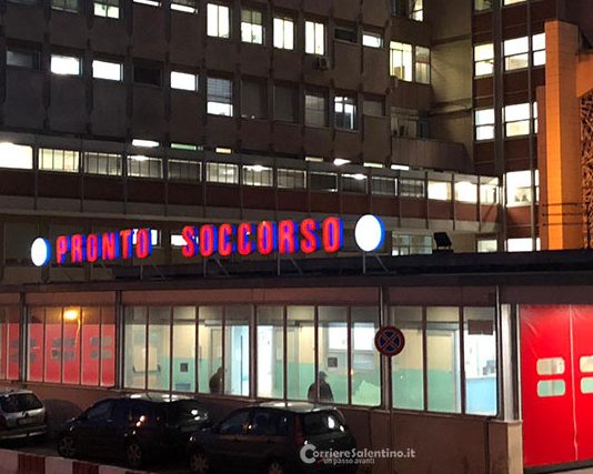 Accoltellato alla coscia nella notte a Noha: 32enne operato d’urgenza al Fazzi, si cerca l’aggressore