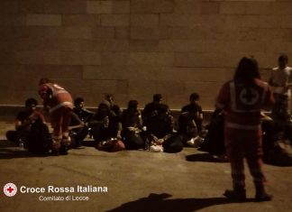 Oltre sessanta migranti sull’isola di Sant’Andrea, rintracciato veliero con scafisti a largo di Leuca