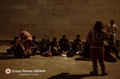 Secondo sbarco in poche ore, rintracciato nella notte un veliero con 59 migranti - Corriere Salentino