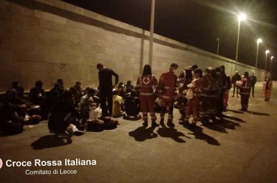 Secondo sbarco in poche ore, rintracciato nella notte un veliero con 59 migranti - Corriere Salentino