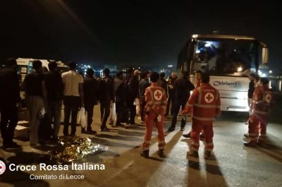 Secondo sbarco in poche ore, rintracciato nella notte un veliero con 59 migranti - Corriere Salentino