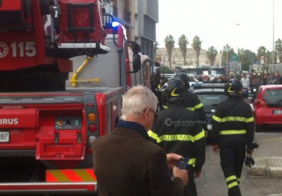 Minaccia di lanciarsi dal parapetto del Tribunale, paura per un uomo - Corriere Salentino