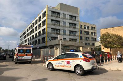 Minaccia di lanciarsi dal parapetto del Tribunale, paura per un uomo - Corriere Salentino