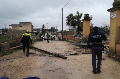 Tromba d'aria devasta azienda, sepolti marito e moglie incinta. Treno centra albero e deraglia - Corriere Salentino