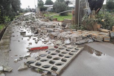 Tromba d'aria devasta azienda, sepolti marito e moglie incinta. Treno centra albero e deraglia - Corriere Salentino