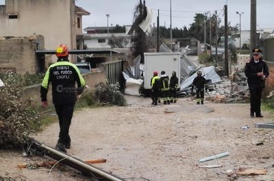 Tromba d'aria devasta azienda, sepolti marito e moglie incinta. Treno centra albero e deraglia - Corriere Salentino