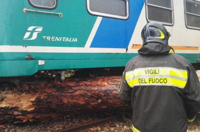Tromba d'aria devasta azienda, sepolti marito e moglie incinta. Treno centra albero e deraglia - Corriere Salentino