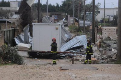 Tromba d'aria devasta azienda, sepolti marito e moglie incinta. Treno centra albero e deraglia - Corriere Salentino