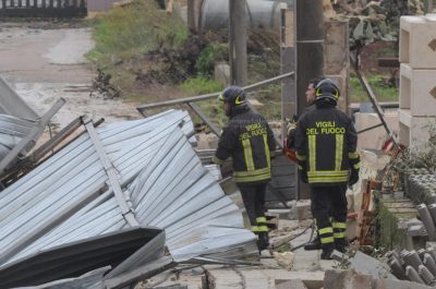 Tromba d'aria devasta azienda, sepolti marito e moglie incinta. Treno centra albero e deraglia - Corriere Salentino