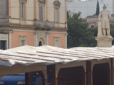 Il Villaggio di Natale di Piazza Libertini scatena le polemiche: “Fatiscente, roba da terzo mondo” - Corriere Salentino