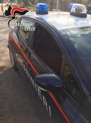 Si scaglia contro l'auto dei carabinieri e un mezzo del 118: bloccato con lo spray al peperoncino - Corriere Salentino