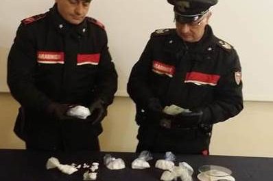 In casa quasi quattro etti di coca, una pistola e centinaia di proiettili: in carcere 57enne - Corriere Salentino