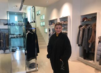 Emma pizzicata a fare shopping natalizio a Galatone