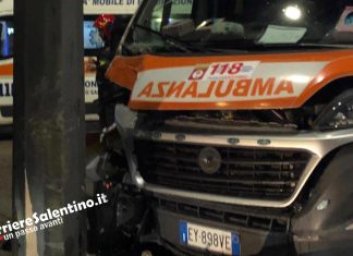 Ambulanza evita un’auto all’incrocio e si schianta contro un palo del filobus