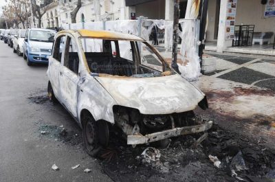 Notte rovente a Gallipoli, incendio distrugge un'auto e danneggia bar e trattoria - Corriere Salentino