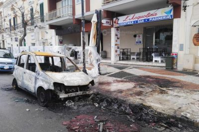 Notte rovente a Gallipoli, incendio distrugge un'auto e danneggia bar e trattoria - Corriere Salentino
