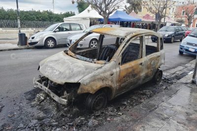 Notte rovente a Gallipoli, incendio distrugge un'auto e danneggia bar e trattoria - Corriere Salentino