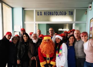 Il Babbo Natale GialloRosso di Sveglia Lecce fa visita ai piccoli ricoverati al Fazzi